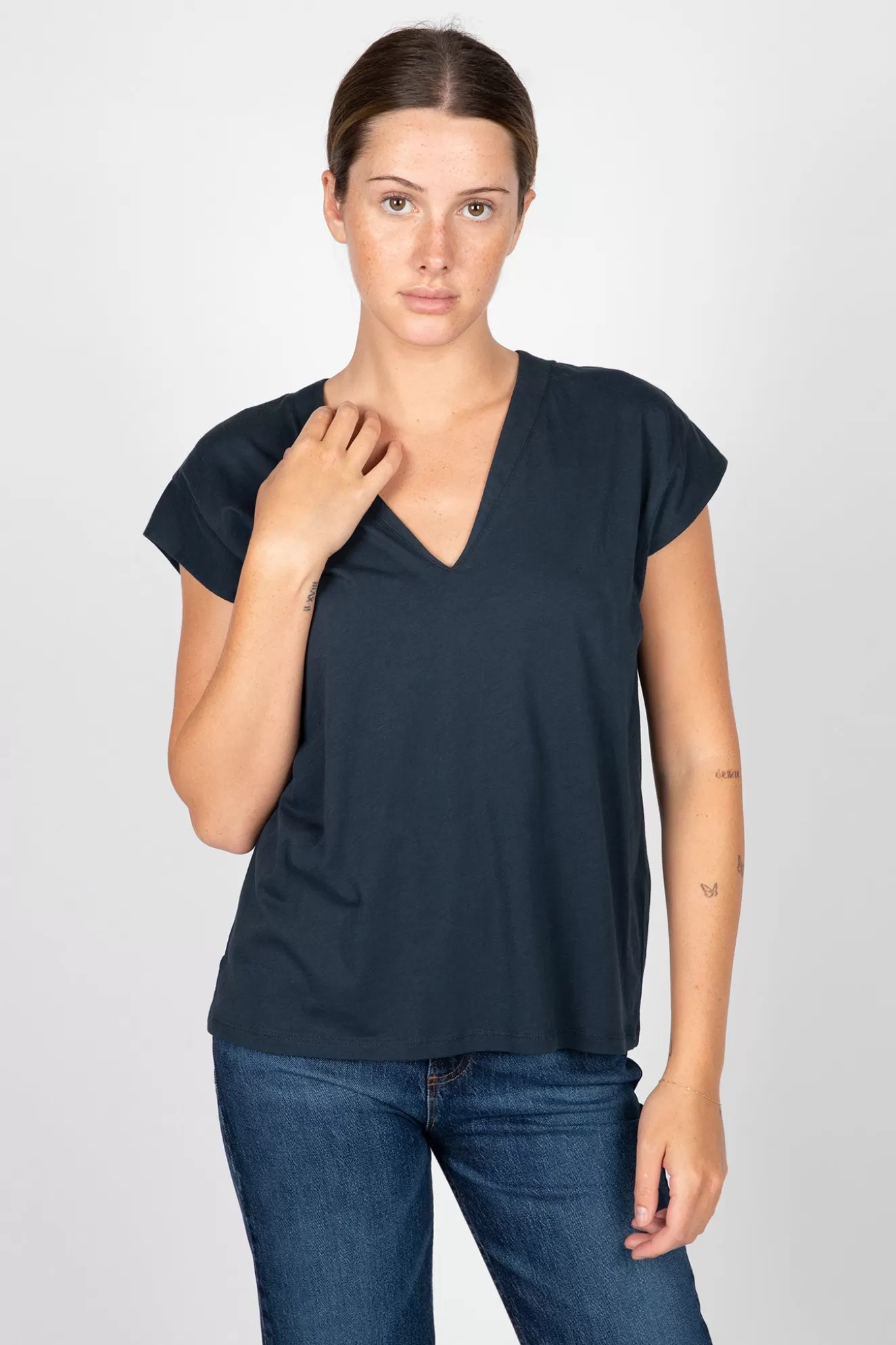 New Le Mid Rise V Neck Tee T-Shirts