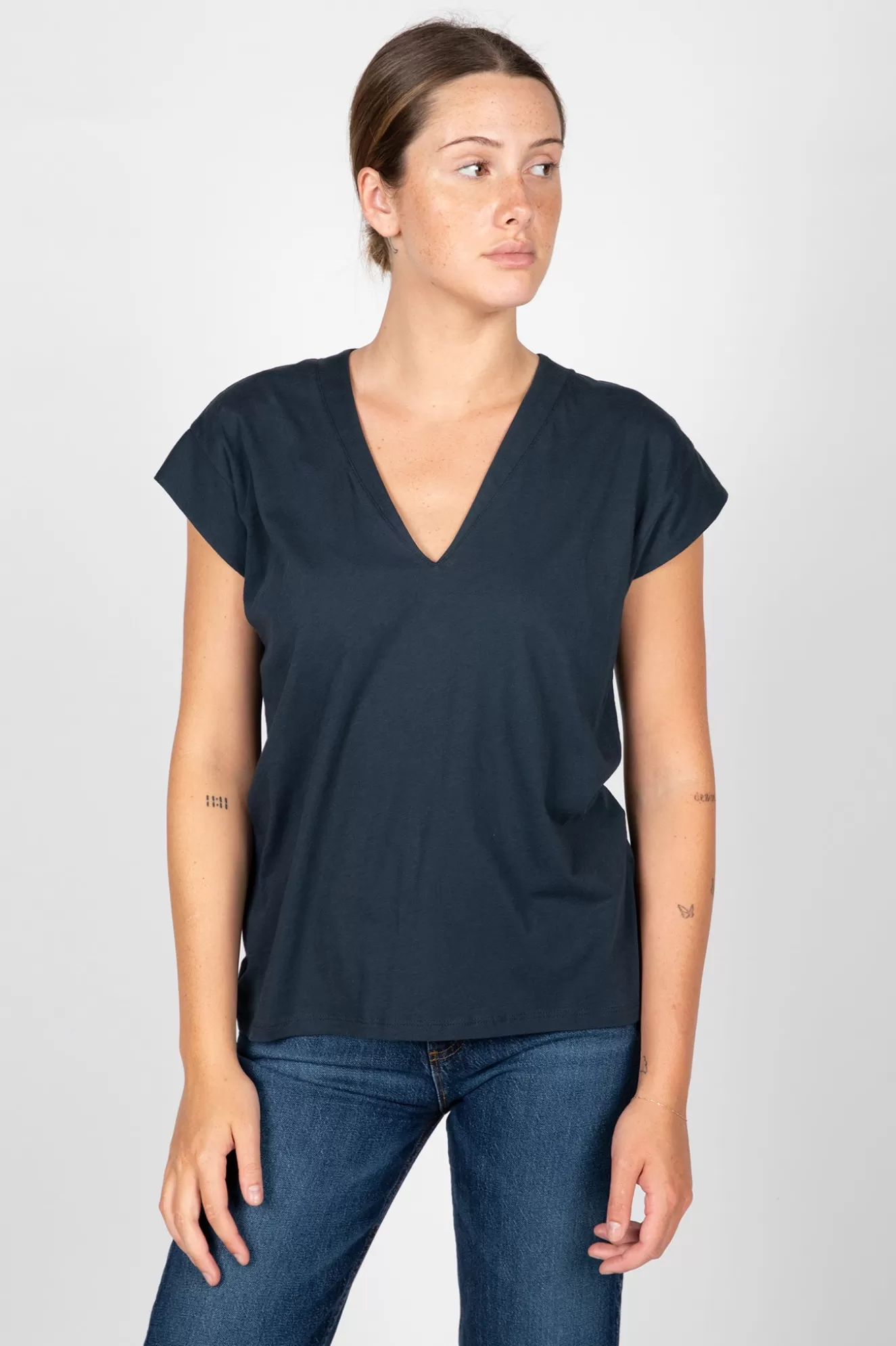 New Le Mid Rise V Neck Tee T-Shirts